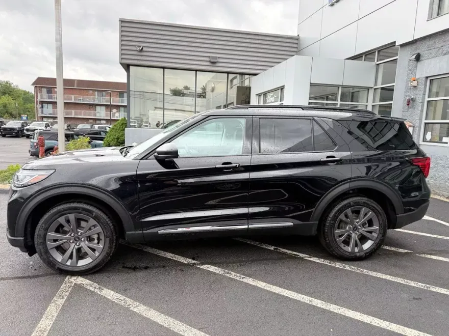 2025 Ford Explorer photo 1