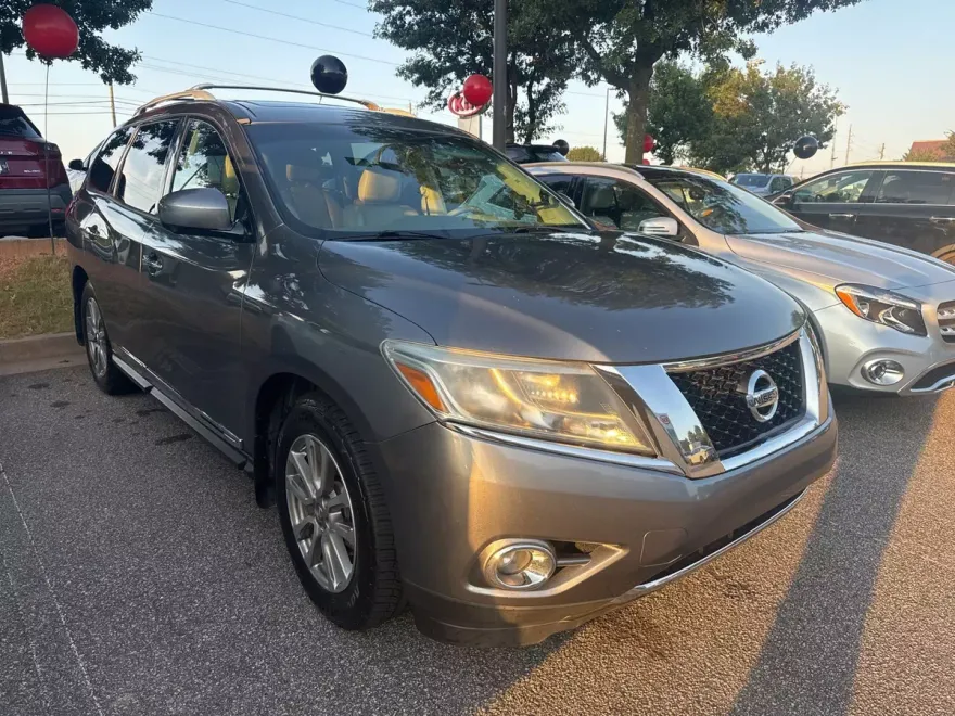 2015 Nissan Pathfinder SL photo 1