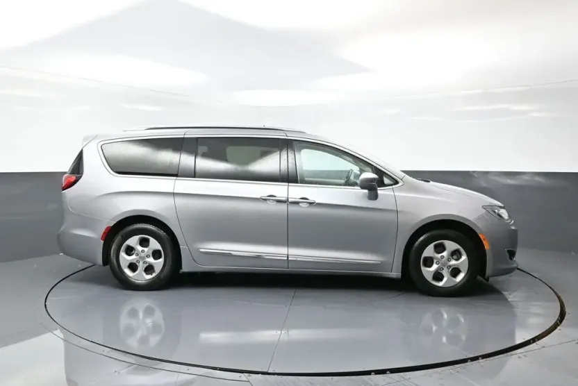 2017 Chrysler Pacifica Touring Plus photo 1