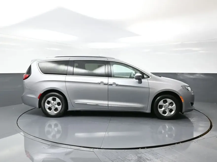 2017 Chrysler Pacifica Touring Plus photo 1