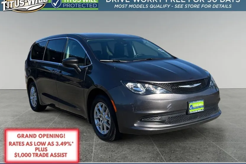 2023 Chrysler Voyager LX photo 1