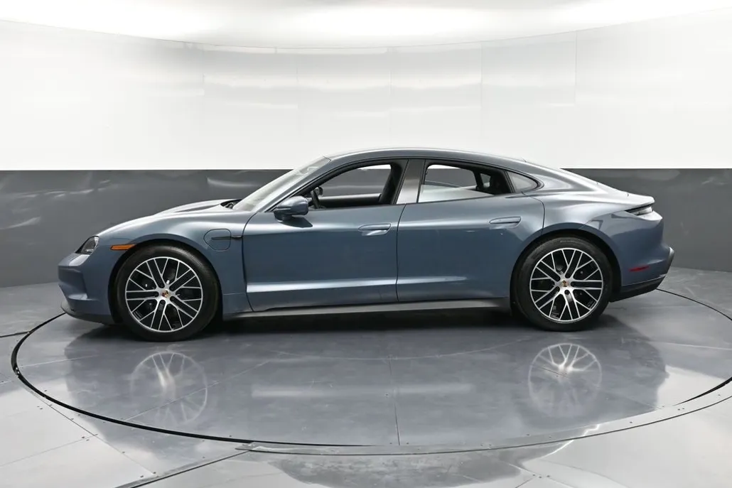 2025 Porsche Taycan photo 1