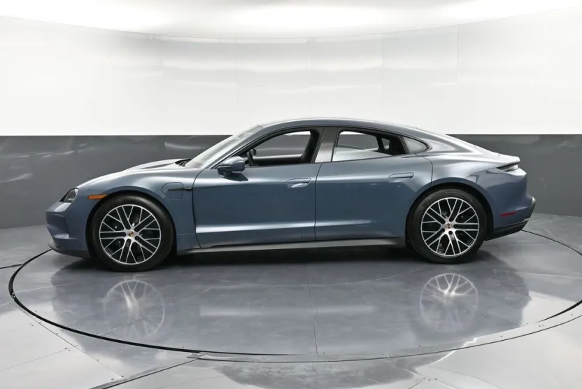 2025 Porsche Taycan photo 1