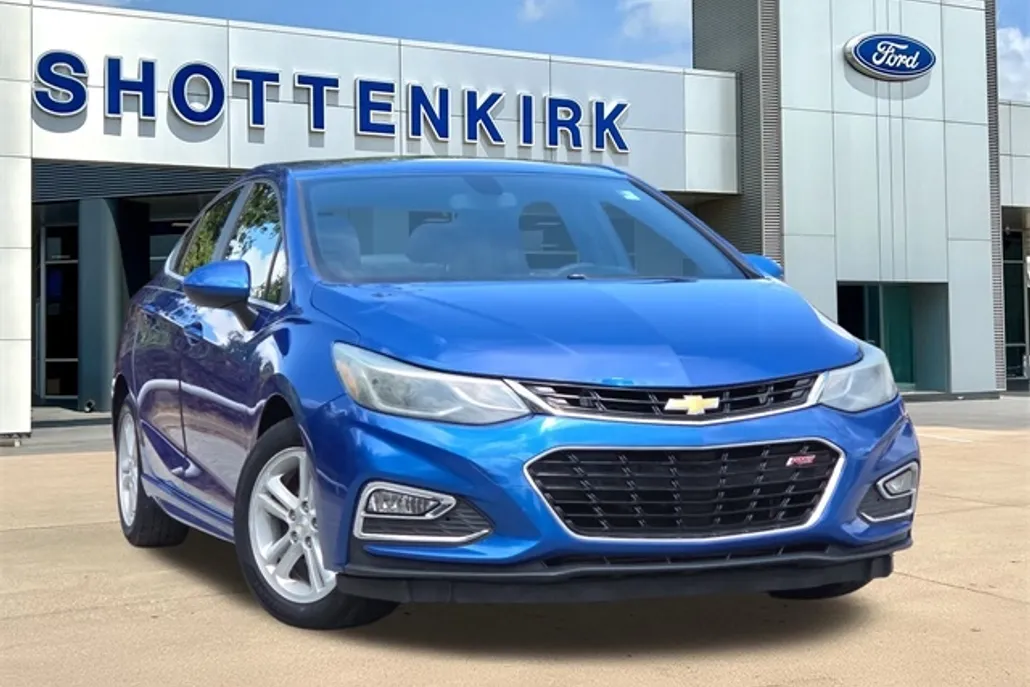 2017 Chevrolet Cruze LT photo 1