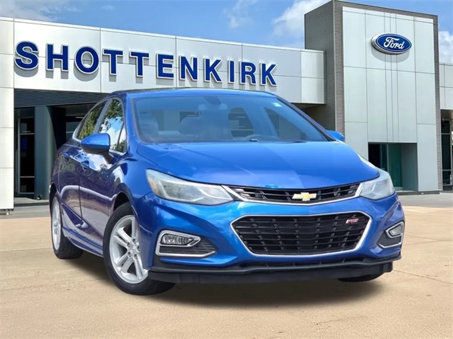 2017 Chevrolet Cruze LT photo 1