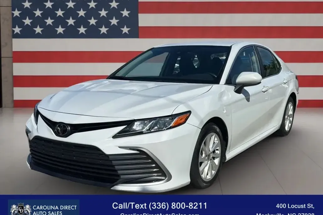 2023 Toyota Camry LE photo 1