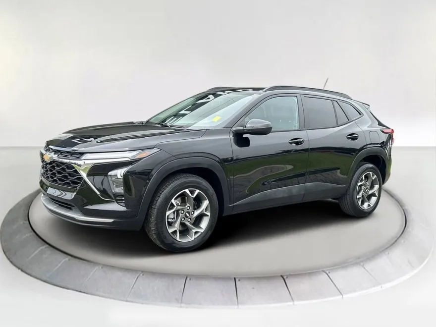 2024 Chevrolet Trax LT photo 1