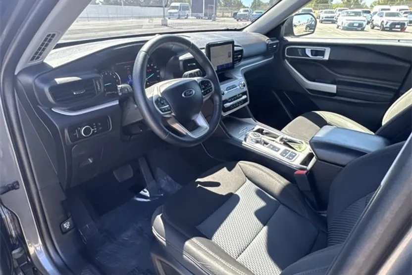 2023 Ford Explorer XLT photo 1