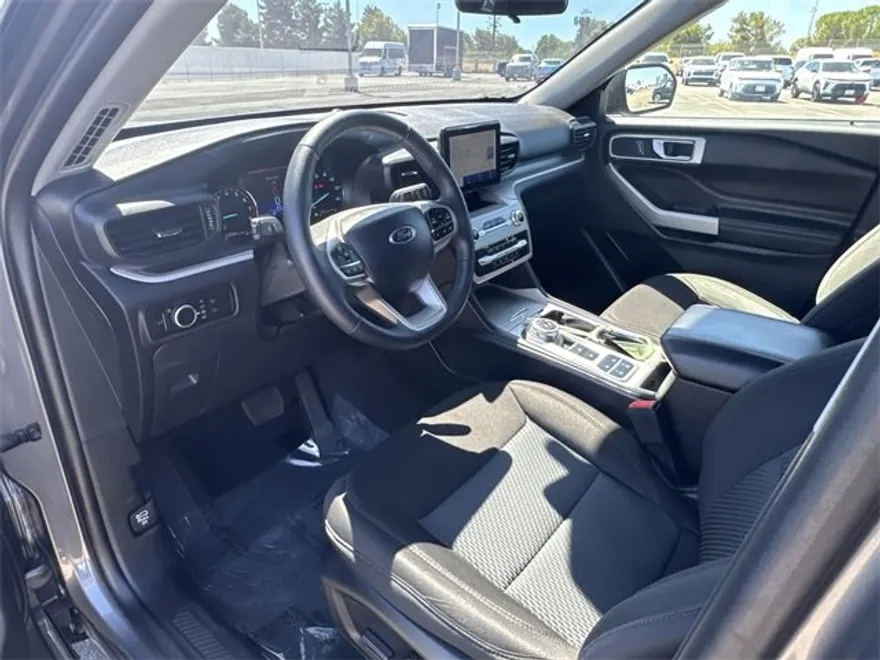 2023 Ford Explorer XLT photo 1