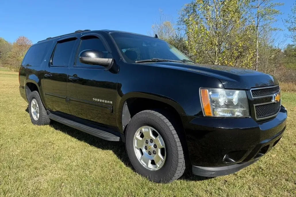 2014 Chevrolet Suburban LT photo 1
