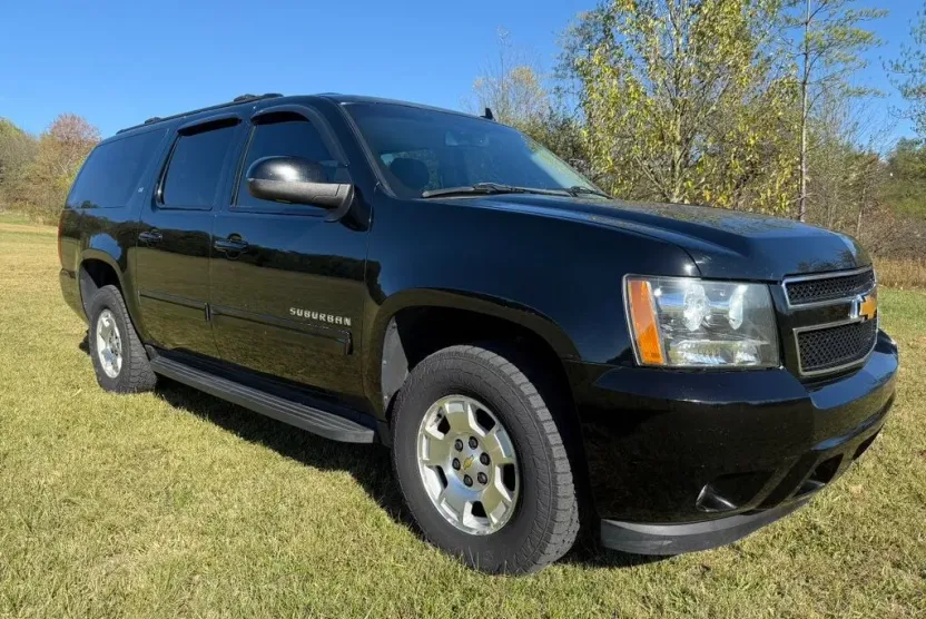 2014 Chevrolet Suburban LT photo 1
