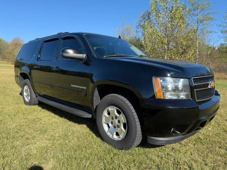 2014 Chevrolet Suburban LT photo 1