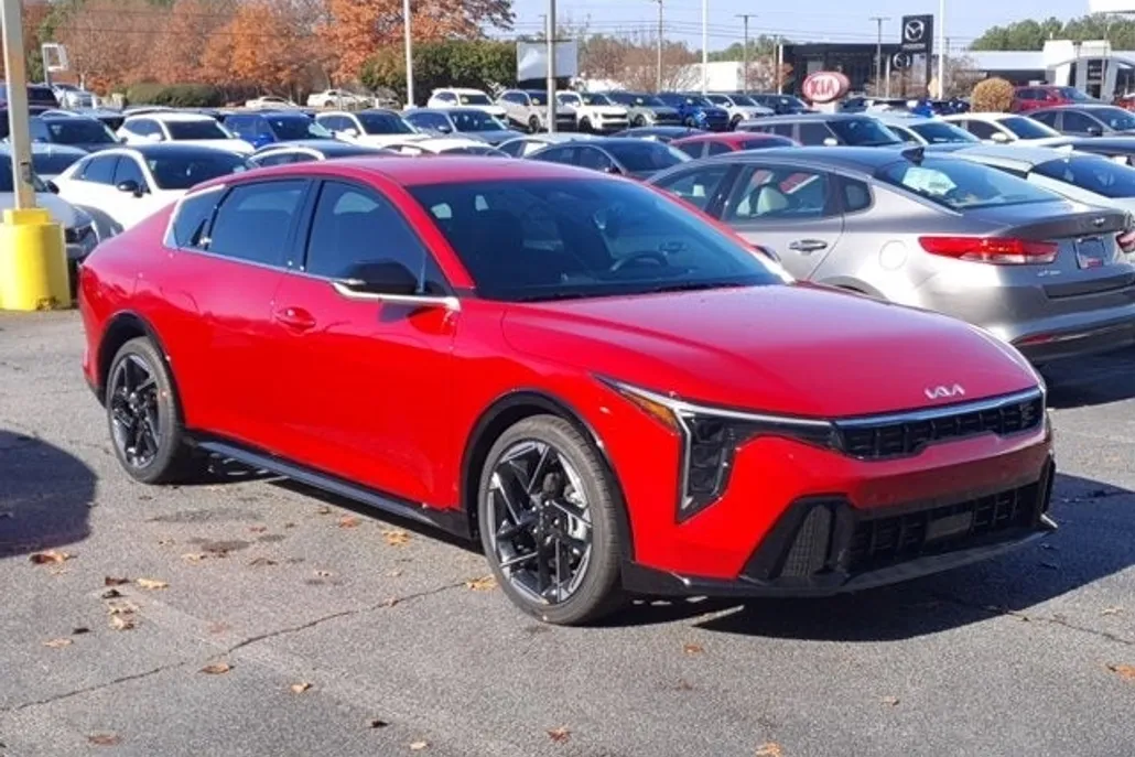 2025 Kia K4 GT-Line photo 1