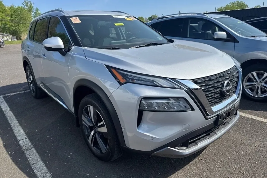 2022 Nissan Rogue SL photo 1