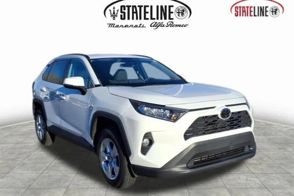 2021 Toyota RAV4 XLE photo 1