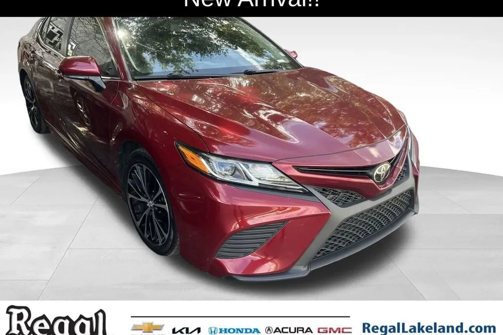 2018 Toyota Camry SE photo 1