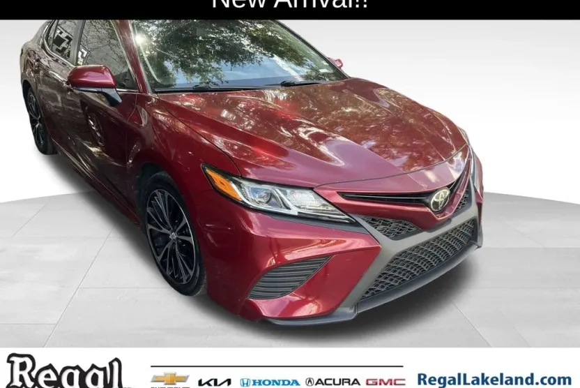 2018 Toyota Camry SE photo 1