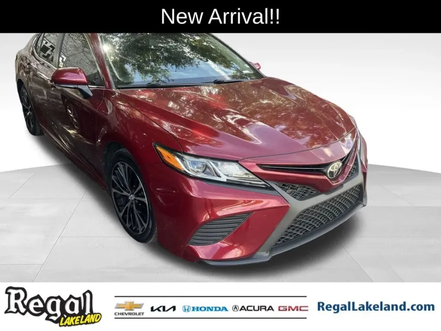 2018 Toyota Camry SE photo 1