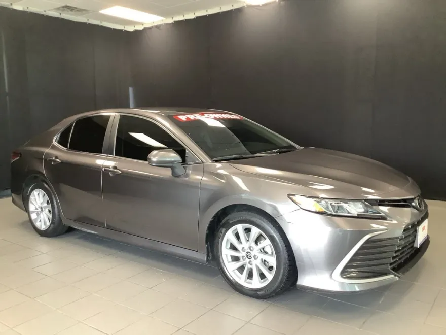 2022 Toyota Camry LE photo 1