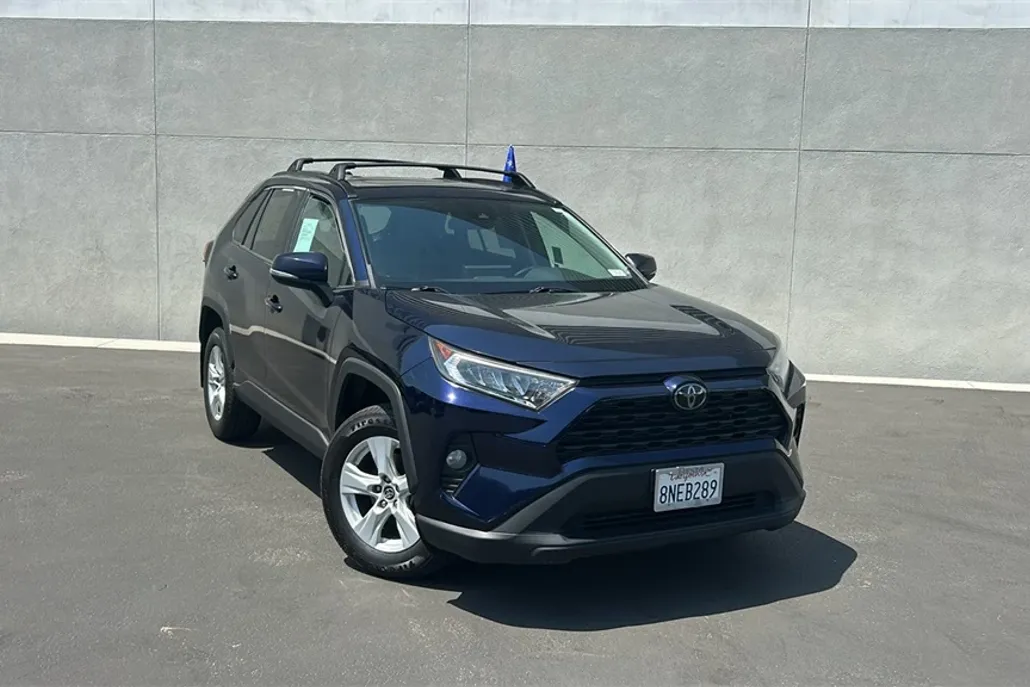 2019 Toyota RAV4 XLE photo 1