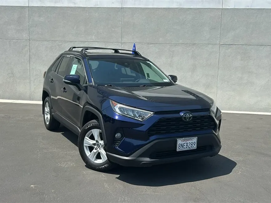 2019 Toyota RAV4 XLE photo 1