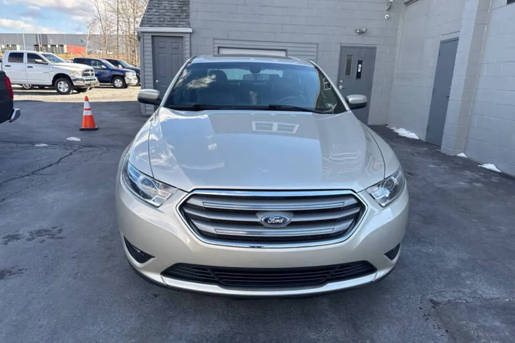 2017 Ford Taurus SEL photo 1