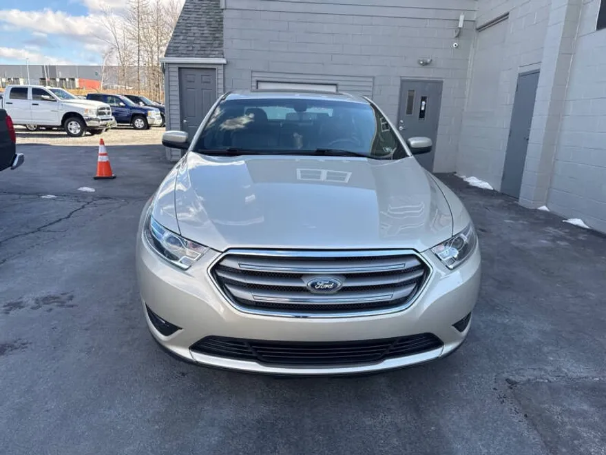 2017 Ford Taurus SEL photo 1