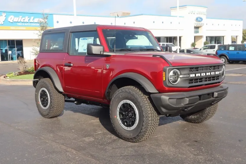 2025 Ford Bronco Base photo 1