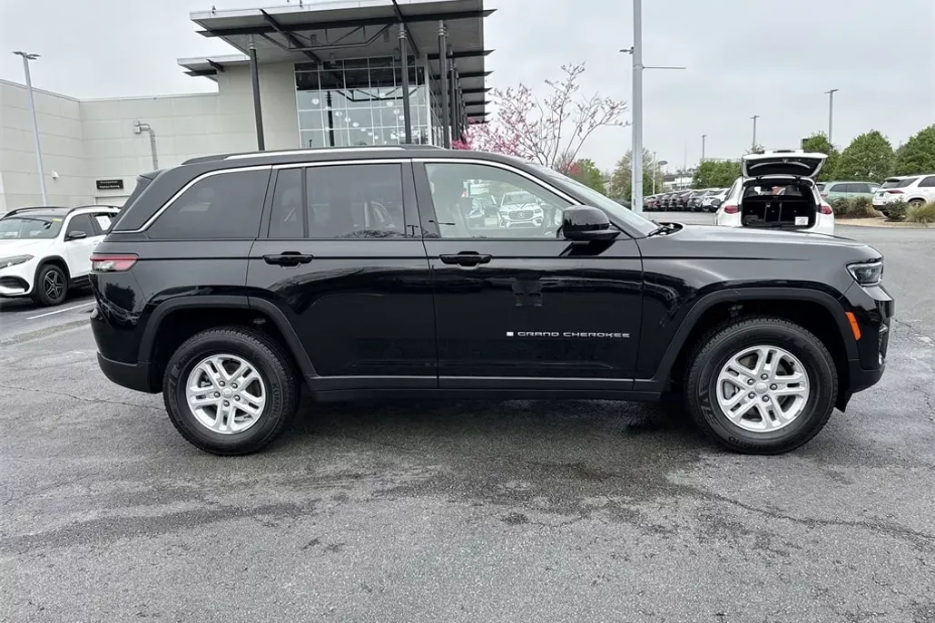 2023 Jeep Grand Cherokee Laredo photo 1