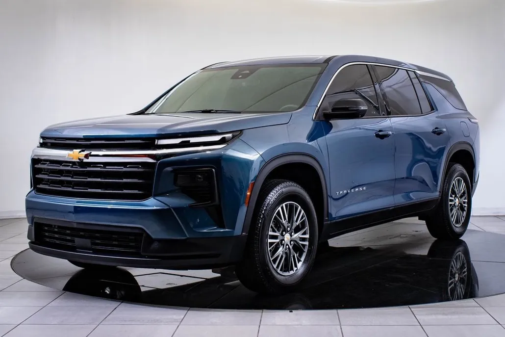 2024 Chevrolet Traverse LS photo 1