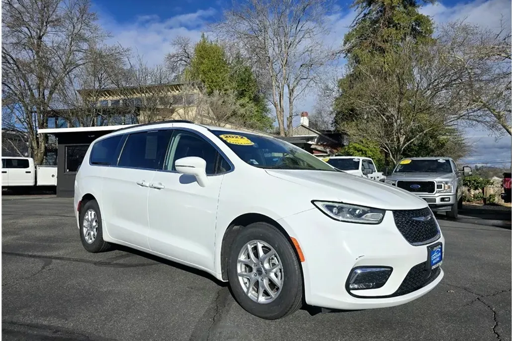 2022 Chrysler Pacifica Touring L photo 1