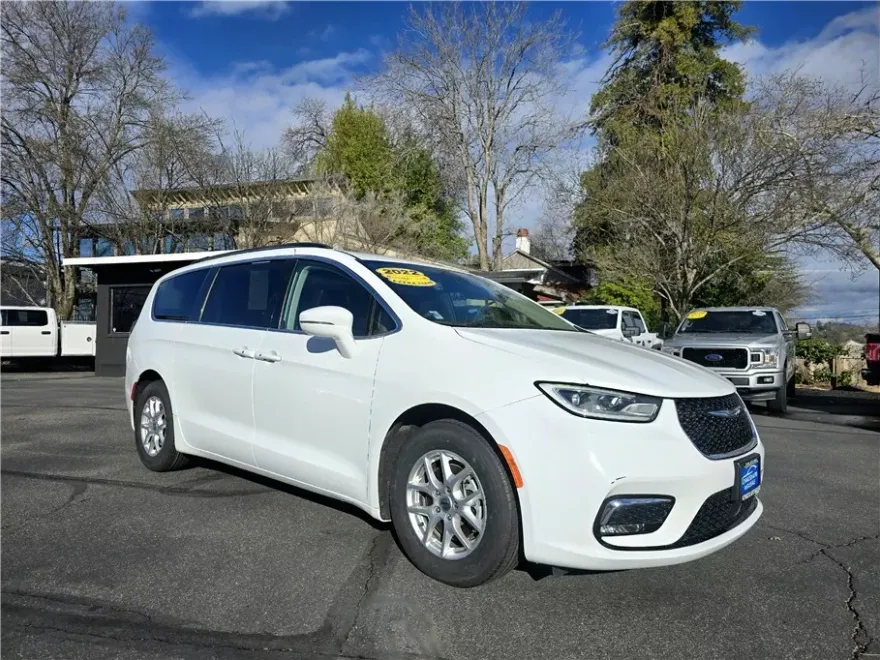 2022 Chrysler Pacifica Touring L photo 1