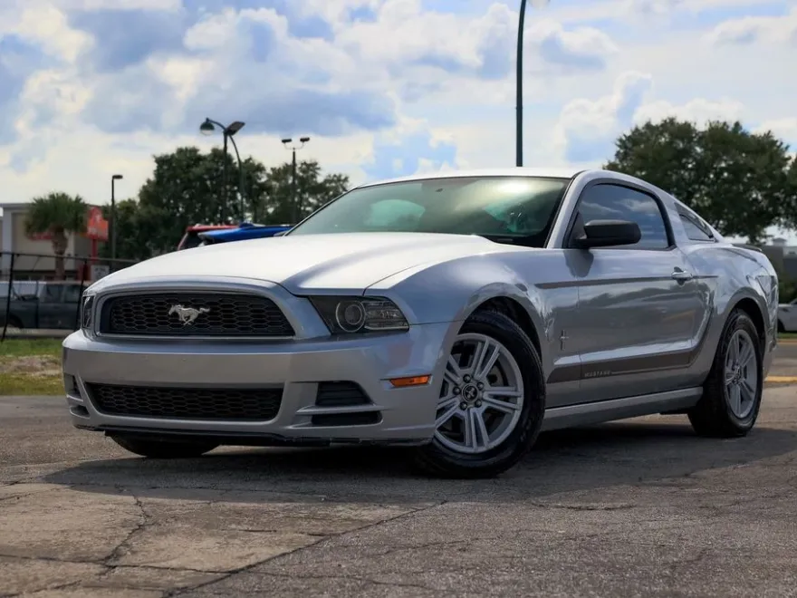 2014 Ford Mustang V6 photo 1