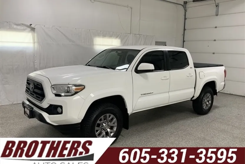 2017 Toyota Tacoma SR5 photo 1