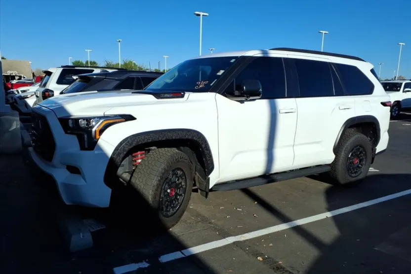 2023 Toyota Sequoia SR5 photo 1