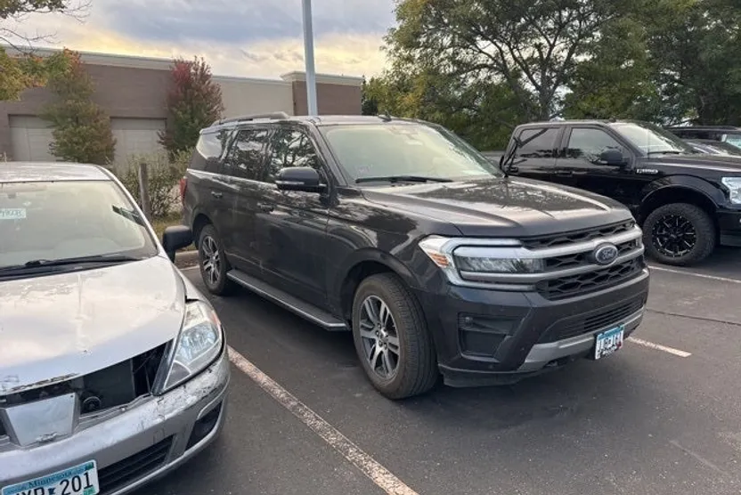 2022 Ford Expedition XLT photo 1