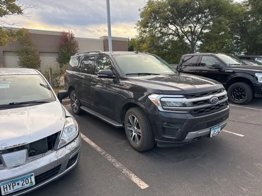 2022 Ford Expedition XLT photo 1