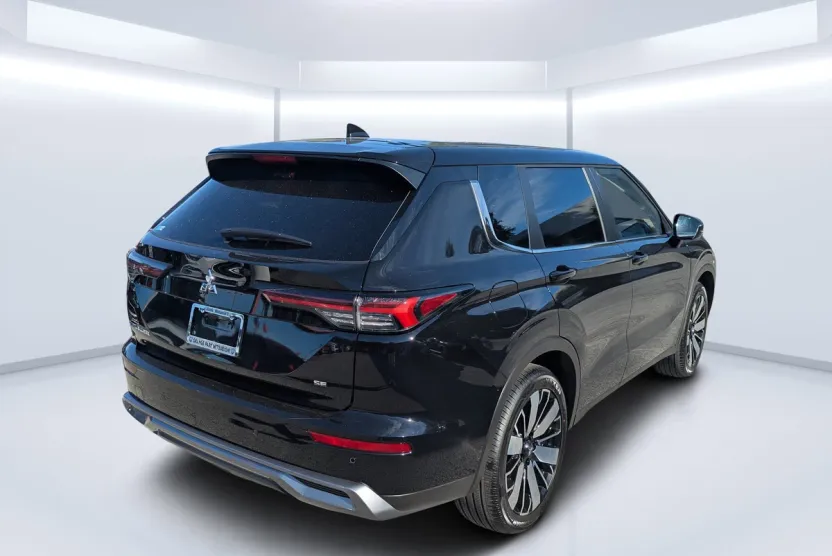 2025 Mitsubishi Outlander SE photo 1