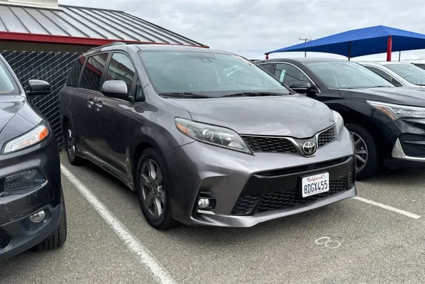 2018 Toyota Sienna SE Premium photo 1