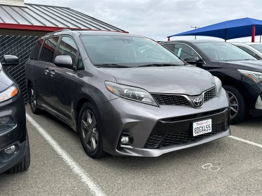 2018 Toyota Sienna SE Premium photo 1