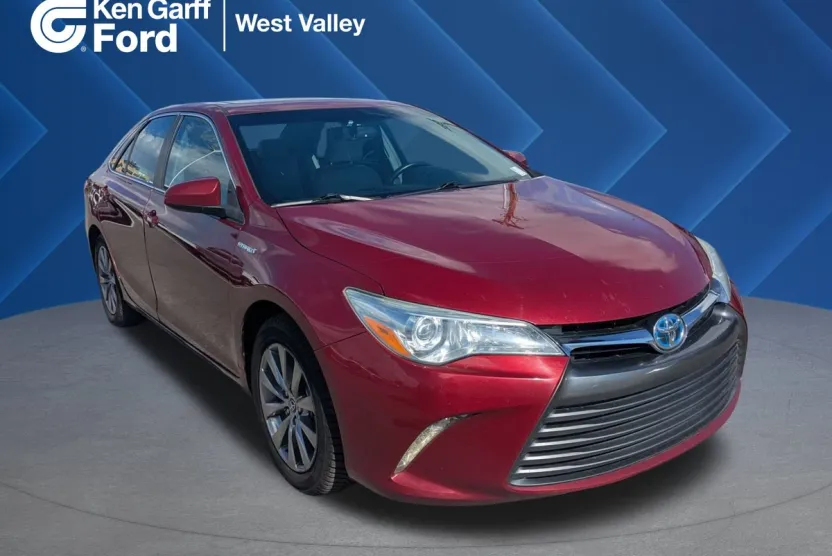 2015 Toyota Camry Hybrid LE photo 1