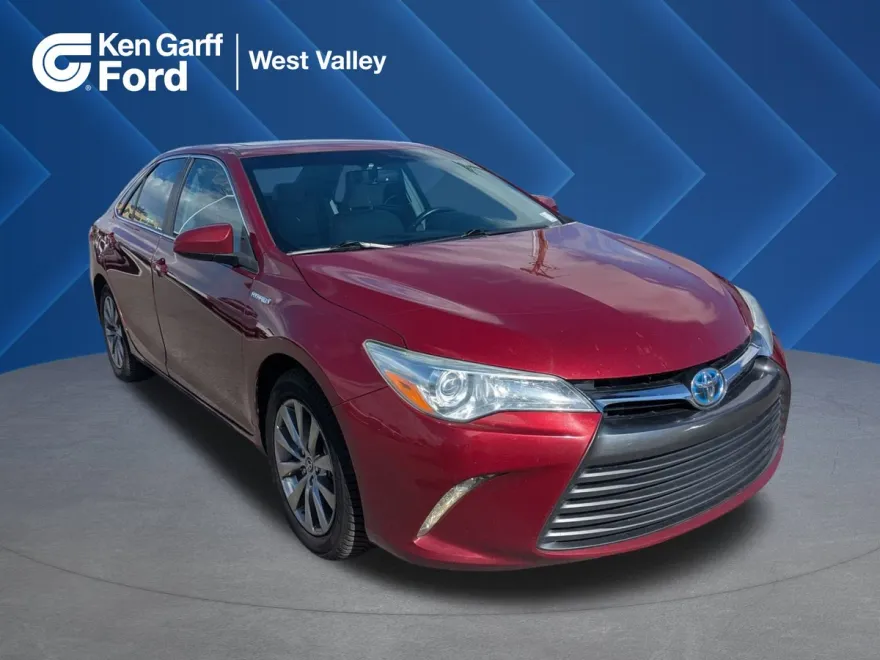 2015 Toyota Camry Hybrid LE photo 1