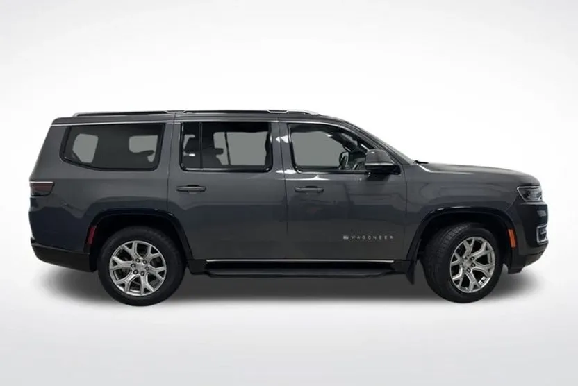 2022 Toyota RAV4 LE photo 1