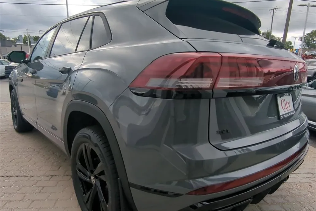 2026 Volkswagen Atlas Cross Sport SEL R-Line photo 1