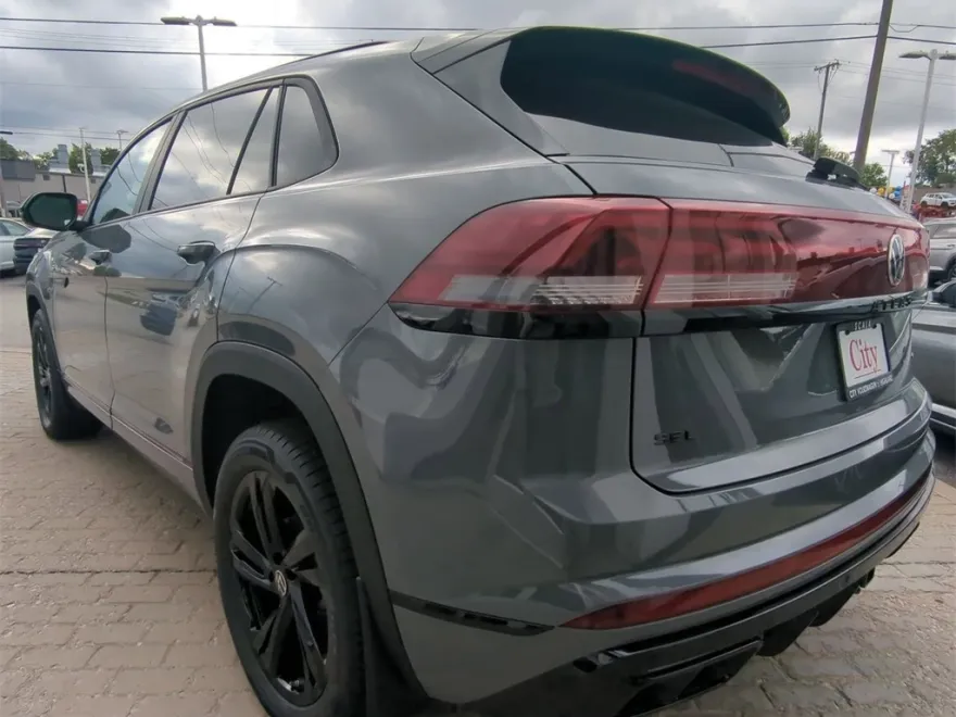 2026 Volkswagen Atlas Cross Sport SEL R-Line photo 1