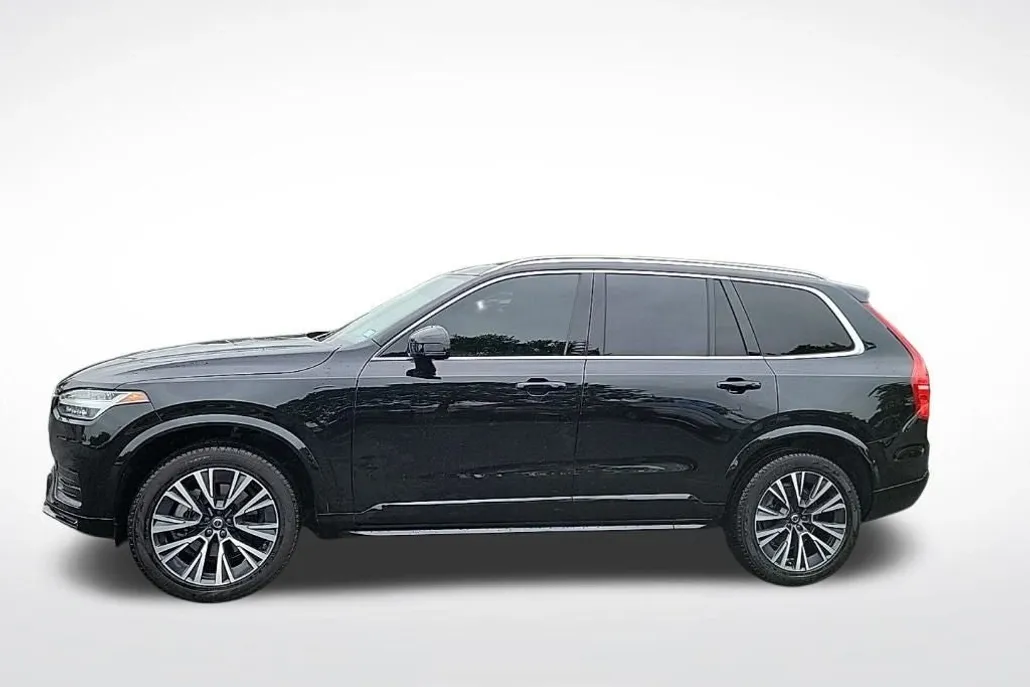 2022 Volvo XC90 T5 Momentum photo 1