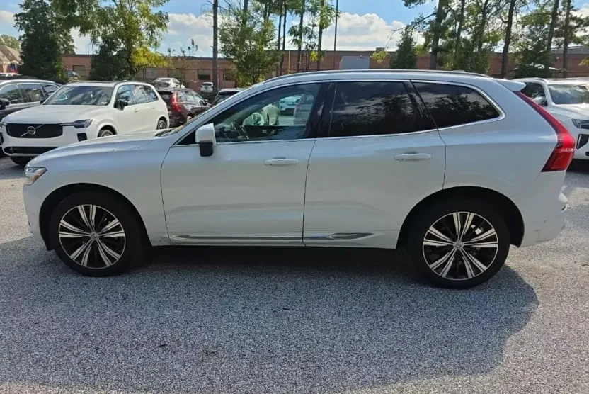 2023 Volvo XC60 B5 Plus photo 1