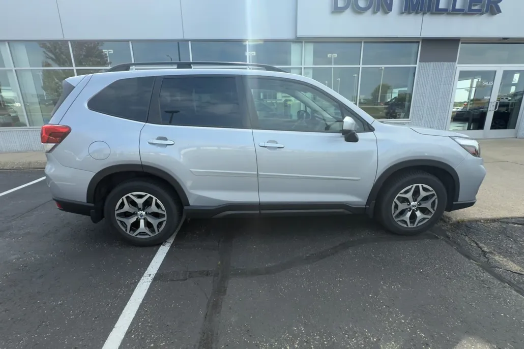 2021 Subaru Forester Premium photo 1