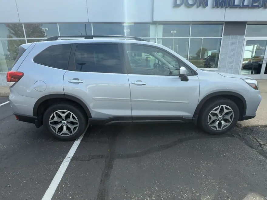2021 Subaru Forester Premium photo 1