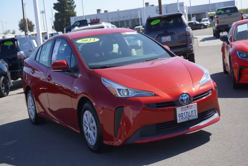 2022 Toyota Prius LE photo 1